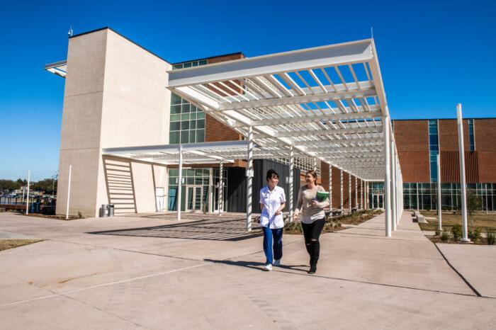 学生 departing nursing and health sciences building.